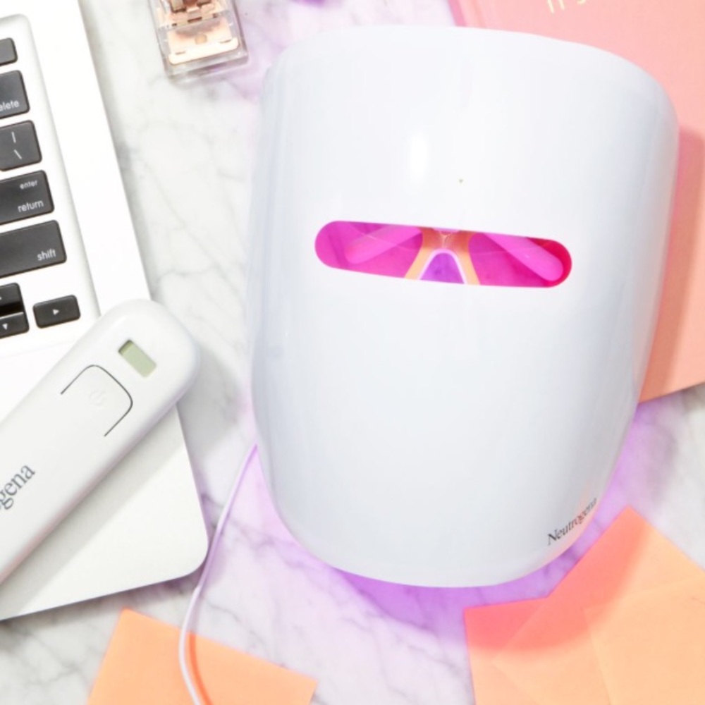 Neutrogena light therapy mask. Used twice.